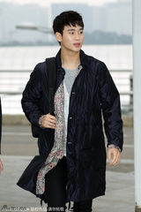 组图：金秀贤亮相帅气逼人 大衣双肩包运动时尚