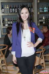 组图：高海宁怕惹绯闻情人节不敢出门