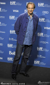 组图：《看不见的女人》琼斯被导演摸肩蜜笑