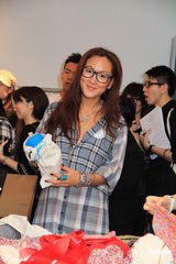 组图：谢婷婷做慈善学编织 挺张柏芝非票房毒药