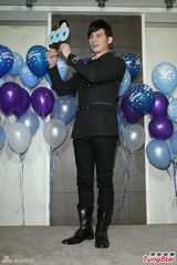 组图：温升豪35岁生日圆歌手梦 唱新歌回馈歌迷