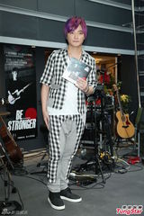 组图：阿沁升格当作家 F.I.R年底出新专辑