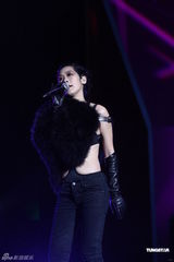 组图：毛宁林忆莲领衔音乐会 《你是我的眼》秀歌技