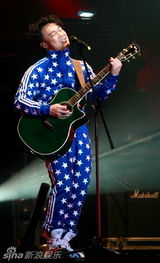 幻灯图：陈奕迅北京开唱 搞笑模仿刘德华