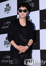 组图：朴信惠清纯白色连衣裙亮相新片红毯仪式