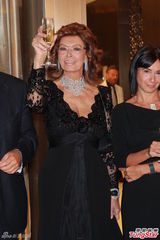 组图：索菲亚罗兰蕾丝黑裙秀丰乳 展巨星风采