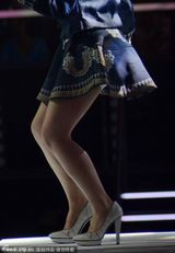 组图：那英组选手萱萱卖力高歌 不慎走光露底裤