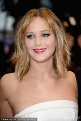 组图：珍妮弗-劳伦斯清爽现身胸部高耸