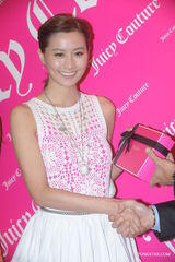 组图：文咏珊甜美春装出席活动 陈法拉短发显帅气