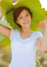 组图：蔡蝶荷塘写真清纯俏皮显可爱