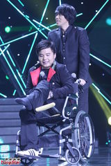 组图：水木年华新作重温经典 缪杰坐轮椅现身宣传