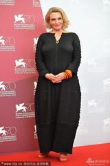 组图：《沙漠驼影》发布 女主角裙装显优雅大方