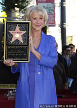 组图：海伦-米伦留名星光大道 与老公甜蜜舌吻