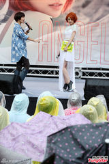 组图：杨丞琳签唱水淹歌迷 兄弟郑元畅送被同眠