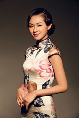 组图：万茜元宵节写真旗袍典雅中国风