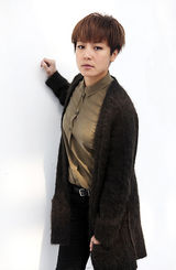 组图：何韵诗中性风帅气写真 曾欲退出歌坛