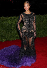 高清组图：碧昂斯黑色透视鱼尾裙亮相时装庆典