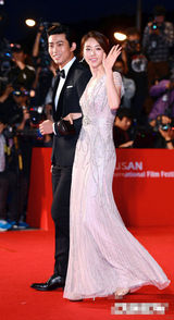 组图：玉泽演与李妍熙携手卖萌亮相釜山红毯