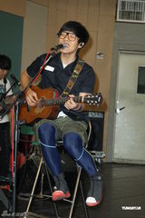 组图：卢广仲不畏台风彩排 郭采洁探班送补品