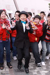 组图：詹瑞文出席街头合唱活动 复古造型鬼马十足