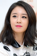 组图：T-ara智妍发个人单曲 白衫黑衣显清新