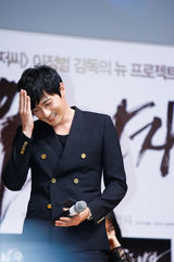 独家：《哭泣男人》张东健黑衣亮相与粉丝互动