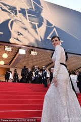 组图：帕兹-维嘉白裙优雅 花朵装饰抢眼