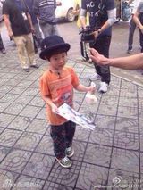 组图:姚明现身《爸爸2》 曹格女儿带帽喜感时尚