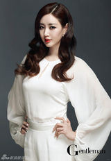 组图：韩星金莎朗拍写真 深V开叉露丰胸美腿