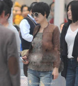 组图：马伊琍携父母出游缺文章 小女儿曝光