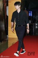 组图：玄彬走红毯人气旺 争相握手显亲和