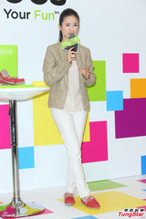 组图：林依晨变女版都敏俊 英国台湾瞬移捞金