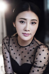 组图：张译木时尚大片 嫣然笑意尽展优雅