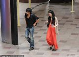 组图：韩寒被传出轨后陪妻子逛街 两人无交流