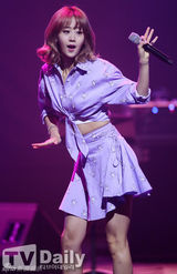 组图：韩团f(x)热舞献唱 雪莉不慎露底