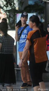 组图：新婚赵又廷现身机场 偶遇冯绍峰互送拥抱