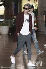 组图：朴海镇亮相机场 休闲装难掩帅气