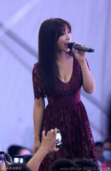 组图：柳岩捞金秀酥胸“诱”观众遭熊抱