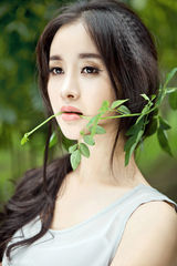 组图：郑媛元最新街拍 身姿婀娜森女范足