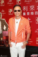 组图：苗侨伟谈旧事 不知醉后向男士送吻