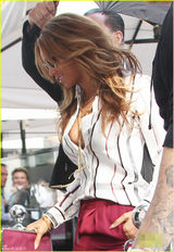 组图：碧昂斯深V露Bra耍性感 老公JayZ抱爱女