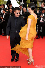 组图：贾樟柯夫妇现身首映礼 赵涛黄裙飞扬