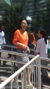 组图：王菲李亚鹏出席嫣然活动 橘色衬衣抢眼