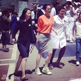 组图：王菲李亚鹏出席嫣然活动 橘色衬衣抢眼