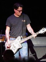 组图：德普弹吉他变摇滚乐手 文艺大叔十足有型