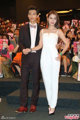 组图：炎亚纶李毓芬现身签书会 (炎亚纶遭讥整形关微博)