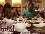 组图：文章马伊琍夏威夷受款待 不时耳语显亲密