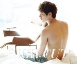 组图：演员徐康俊拍写真 滑板帅气露背性感