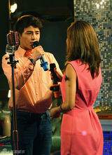 组图：《如果爱》角逐最强情侣 三对情侣争麦霸