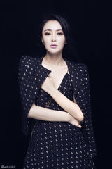 组图：秦岚封面大片曝光 帅气干练显熟女风范